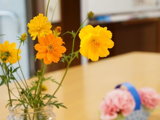 花が飾られたテーブル