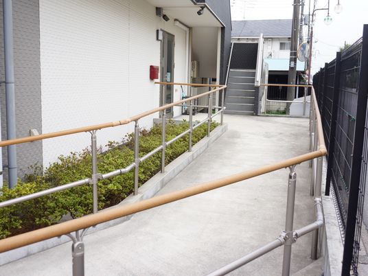 手すり付き平坦な通路