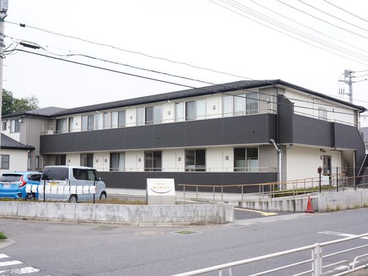 黒と白の外観の建物