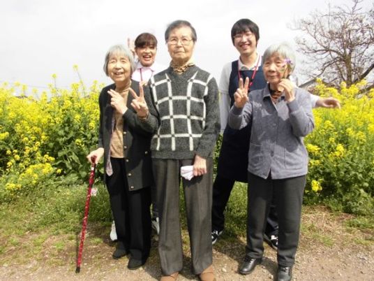 笑顔あふれる中庭