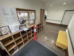 掲示物のあるエントランス