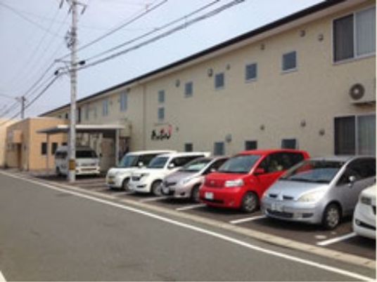 建物と駐車場の外観
