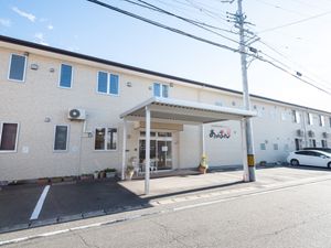 明るい日差しの施設外観