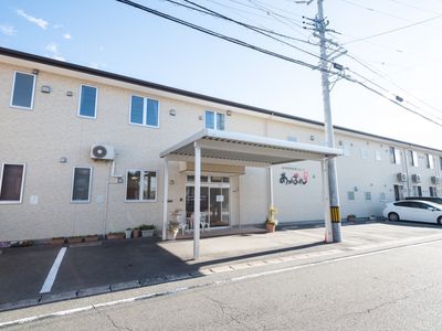明るい日差しの施設外観