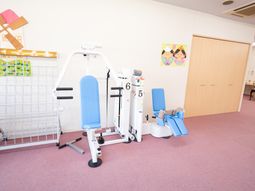リハビリ器具と壁の飾り