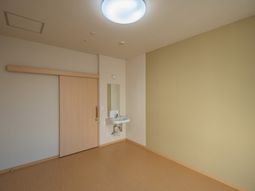 明るい居室の一角