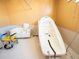バリアフリー設計の浴室