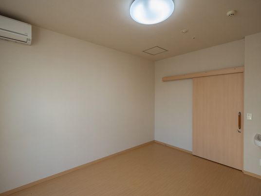 明るい居室の空間