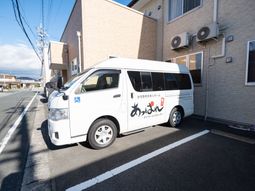 福祉用送迎車両と建物外観
