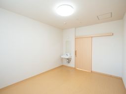 シンプルな居室の空間
