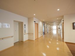清潔で広々とした廊下