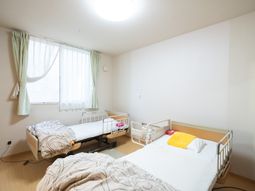 清潔なベッド2つの居室