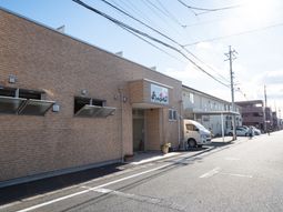 明るい街並みの施設外観