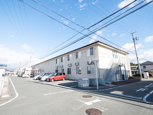 明るい日差しの外観