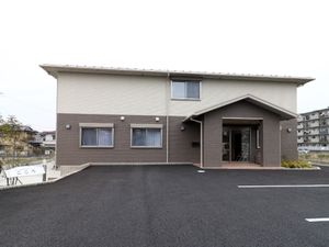 モダンな建物の正面入口