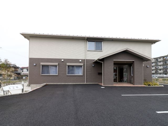 モダンな建物の正面入口 外観 清潔感のある綺麗な門構えで、新しい職場として魅力的な環境を提供しています。