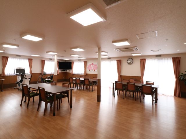 広々とした明るい食堂 共有スペース1 ゆとりある食堂でのちょっとした息抜きはいかがでしょうか。ゆったりとした時間を過ごせる空間が、ここにはあります。