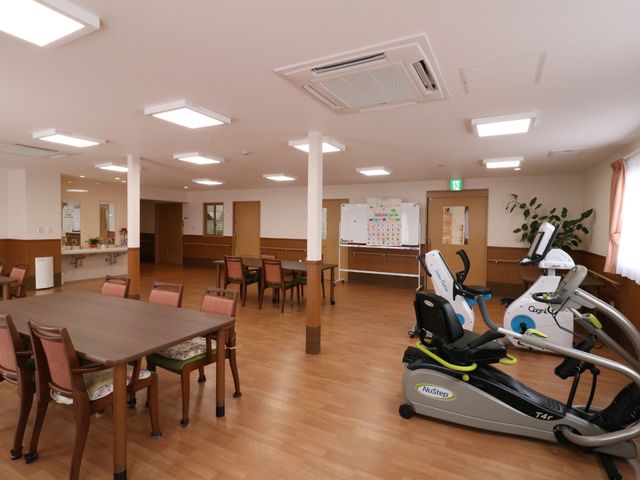 機能訓練用具のある広い空間 共有スペース2 広々とした空間には、健康維持のための機能訓練用具が整っており、明るい雰囲気の中で日々の運動が行えます。