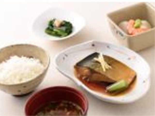 和風の健康的な食事 お食事1 バランスの取れた栄養満点の食事を、毎日の食卓で提供しています。ゆったりとした食事の時間を大切にしています。