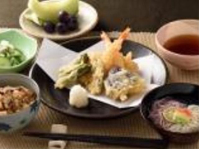 和風の食事セットアップ お食事2 和の趣を感じさせる食事提供の様子。栄養バランス考慮の美味しいお食事をどうぞ。