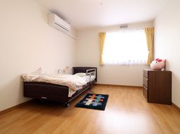 居室内ベッドと家具