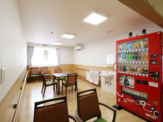 広々とした共用スペース 談話スペース ゆとりある配置のテーブルとイスが並んだ、明るく開放的な食堂です。休憩時には自動販売機で飲み物も手軽に楽しめます。