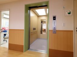 開いたエレベーターの扉
