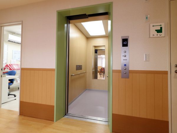 開いたエレベーターの扉