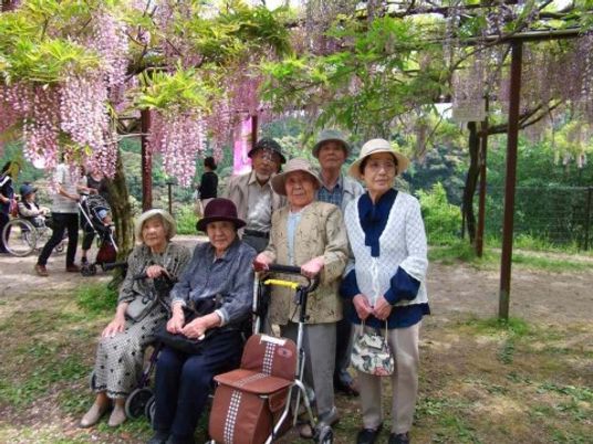 藤の花の下での集合写真