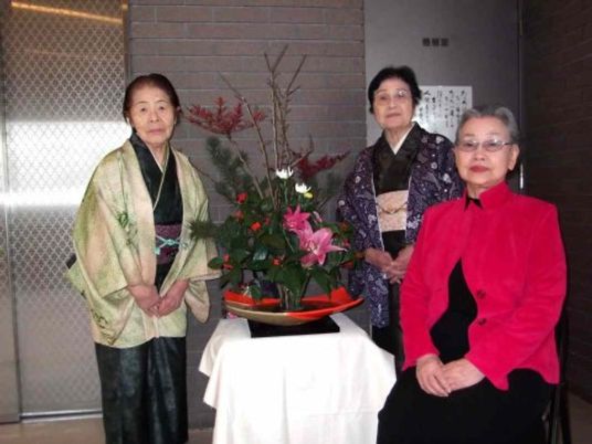 和装をまとった三人の女性