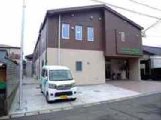 茶色の建物の外観