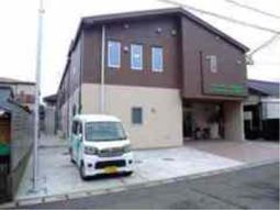茶色い外壁の建物