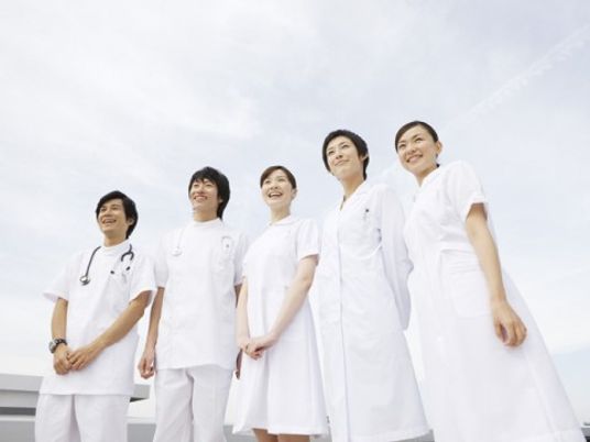 医療スタッフが並ぶ様子