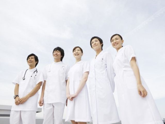 医療スタッフが並ぶ様子 医療 明るく積極的な印象のスタッフたちです。共に支え合いながら、業務に取り組むチームワークを感じていただけるでしょう。