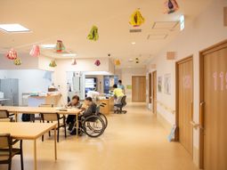 明るく広々とした廊下