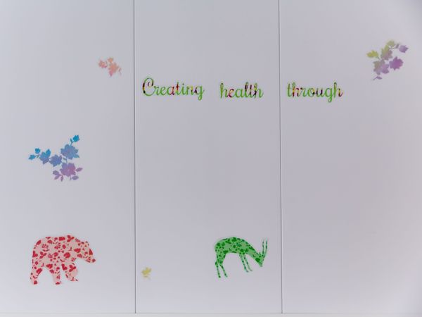 壁に描かれた動物と文字