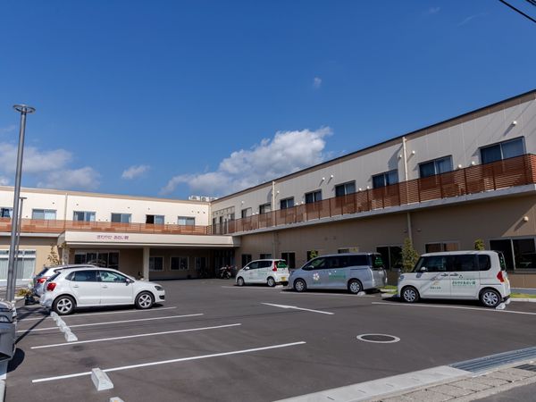 明るい外観の施設入口