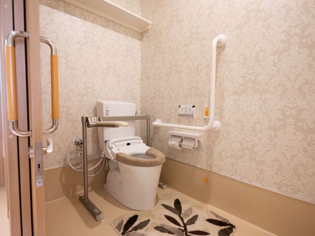 バリアフリートイレ設備 トイレ 安全かつ快適なサポートを提供するトイレです。手すりや緊急コール設備も整っており、安心してご使用いただけます。