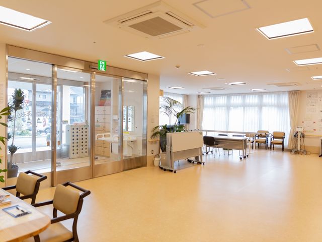明るい空間の入口 ロビー 広々としたエントランスは自然光がたっぷりと差し込み、訪れる方々を温かく迎え入れます。ゆったりとした椅子が配置され、待ち時間もリラックスして過ごせそうです。