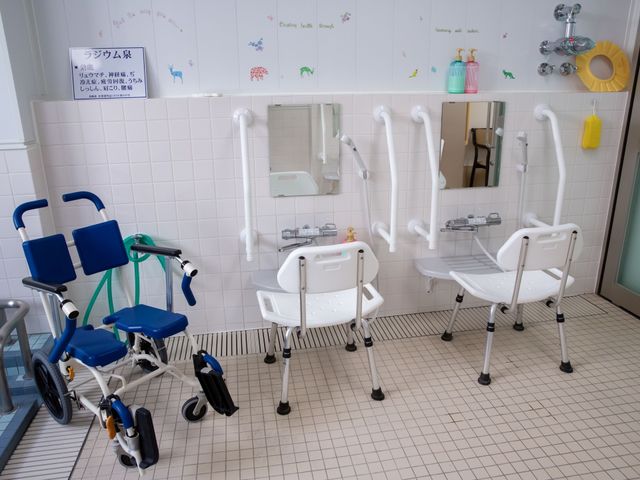 バリアフリー浴室設備 浴室 清潔感のあふれる浴室には、支援用の椅子が備え付けられ、高い安全性と利便性を追求しています。安心してご利用いただける環境です。