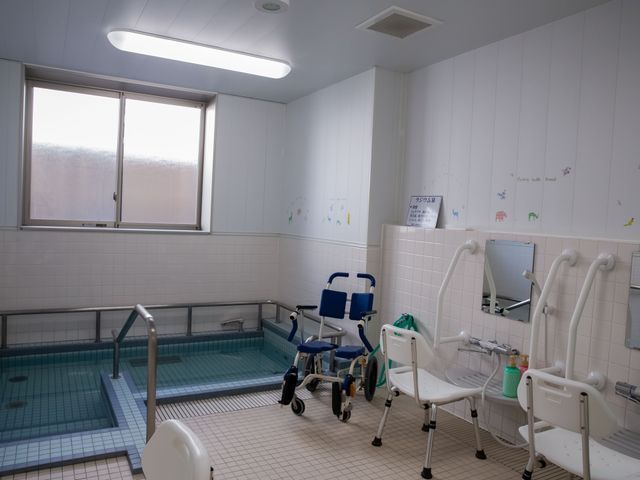 清潔感のある浴室 浴室 清潔で安全に配慮された浴室です。手すりや椅子が整っており、どなたでも安心してご利用いただけます。