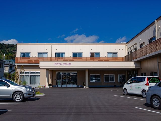 清潔感のある施設外観 外観 広々とした駐車スペースが確保され、気持ちの良い天気の下、清潔感のあふれる建物の前にはさわやかな印象を受けます。職員の皆様や来訪者の方々が利用しやすい環境が整っています。
