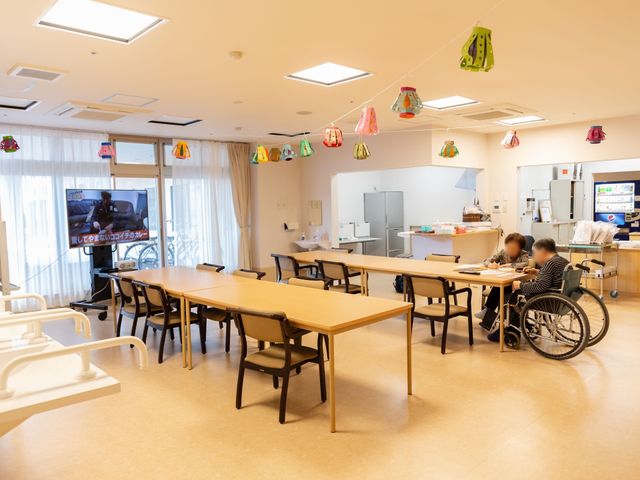 広々とした明るい食堂 食堂 利用者が食事やレクリエーションを楽しむ、解放感のある空間です。車いすに座った方も快適に過ごしていらっしゃいます。