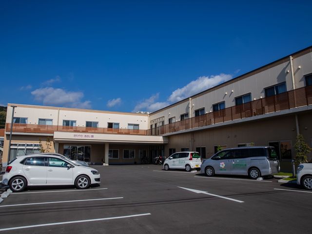 広々とした清潔な外観 外観 ゆとりある駐車スペースが整備された施設外観です。訪れやすい立地で未来の職場として魅力的です。