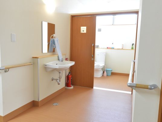 洗面台とトイレの清潔感ある空間