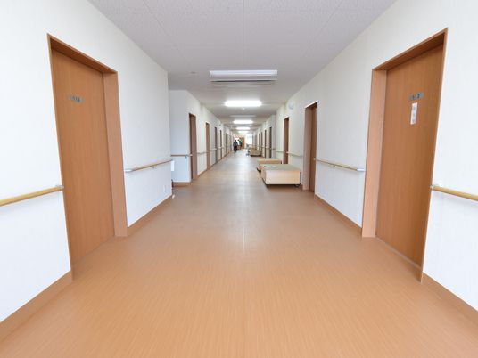 手すり付きの明るい廊下