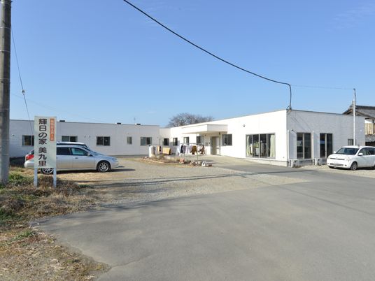 白い建物のエントランス