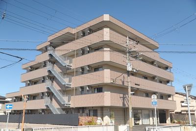 多階層の建物の外観