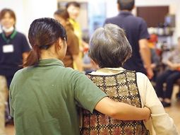 ケアスタッフと利用者の背中