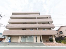 多階層の建物外観